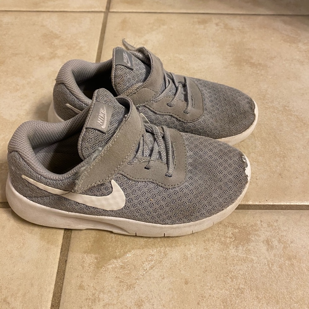 Nike tanjun athletic tennis shoes